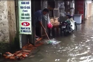 Hà Nội mưa ngập các con phố