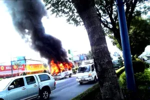 Xe chở 12 bệnh nhân đang chạy bỗng cháy ngùn ngụt, trơ khung sắt