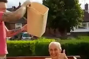 Cụ ông 102 tuổi vẫn “liều mạng” với thử thách dội nước đá