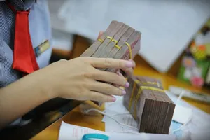 Hạ lãi suất, ngân hàng kiếm lời từ đâu?