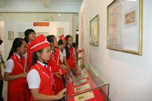 Chủ tịch Hồ Chí Minh qua bộ sưu tập tiền và tem thư Việt Nam