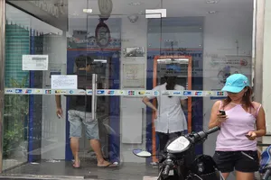 Kinh tế khó khăn, ATM bớt nghẽn dịp lễ