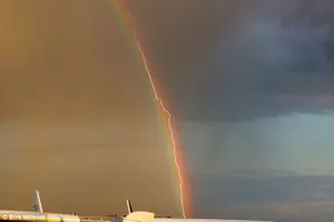 Thót tim với cảnh tượng máy bay bị sét đánh dưới cầu vòng