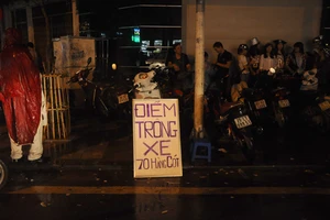 Hà Nội: Trông xe “chém đẹp”, chợ trung thu nhốn nháo vì mưa giông