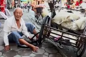 Cụ già cô đơn sống nghèo khó trong đống tiền