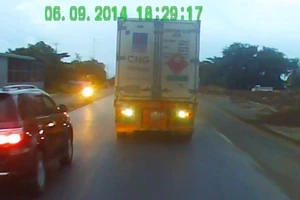 Gặp xe máy liều, xe Toyota Fortuner suýt gây tai nạn khi vượt mặt