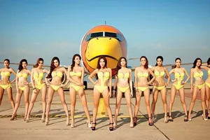 Các hãng hàng không dùng người mẫu bikini để quảng cáo