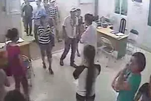 Clip côn đồ 'xộc' vào phòng cấp cứu đánh bác sĩ gãy xương quai hàm