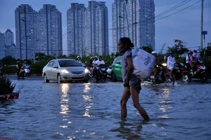 Chùm ảnh: Dân Sài Gòn bì bõm trong nước ngập