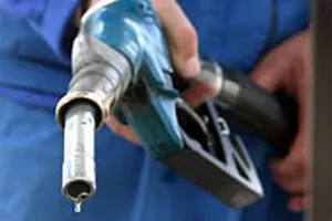 Xăng giảm tiếp 950 đồng/lít 