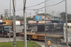 Vòng xoay An Phú thường kẹt xe hàng giờ vì thiếu CSGT và đèn tín hiệu