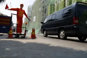 Người dân TP.HCM bất ngờ trước robot hướng dẫn giao thông