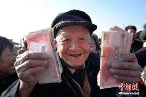 Bí thư chi 7,7 tỷ đồng tặng quà, tiền Tết cho hơn 2.000 dân trong làng