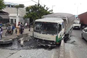 Xe ben lao vào dải phân cách, hai cha con thoát chết trong gang tấc