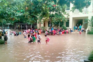 Ba học sinh bị nước cuốn, một em đang mất tích