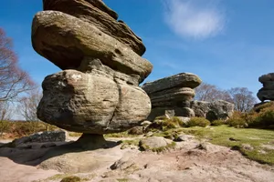 Những tảng đá chênh vênh nổi tiếng thế giới