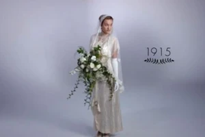Clip hot: Lịch sử 100 năm chiếc váy cưới