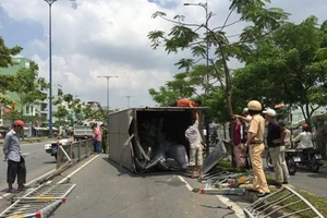 Xe tải nhỏ xếp hàng chờ đổ bộ vào nội thành