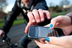 Làm gì khi bị giật điện thoại