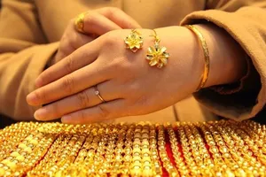 Giá vàng rớt về sát ngưỡng 33 triệu đồng/lượng