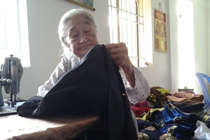 84 tuổi vẫn gắn bó với nghề may áo dài truyền thống