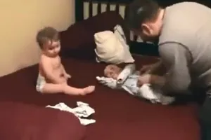 Xem bố vật vã thay đồ cho 2 bé sinh đôi