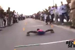 Há hốc mồm với cuộc thi trượt patin không giống ai