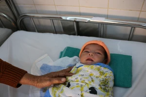 Bé sơ sinh sống sót kỳ diệu sau khi bị vứt xuống giếng sâu