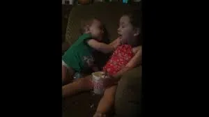 Bé vừa ăn mì, vừa xem phim, vừa ngủ gật siêu đáng yêu