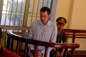 Dùng súng bắn vợ vì... đi chợ về muộn