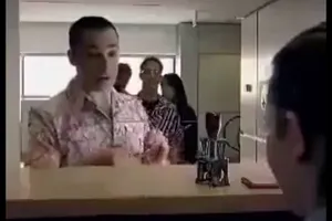 Khi khủng bố làm thủ tục ở sân bay