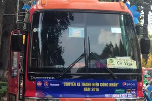 Tiễn 1.000 công nhân về quê đón tết