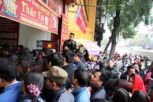 Clip người dân chen nhau mua vàng ngày thần Tài