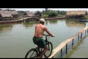 Bá đạo với màn qua cầu khỉ bằng... xe đạp