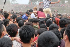 Hàng trăm người giẫm đạp nhau để cướp Phết 