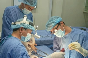 Nối thành công bàn tay bị máy cắt lìa