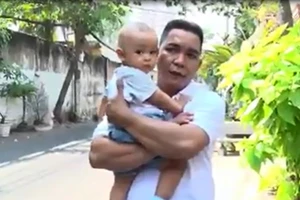 Kỹ năng tự vệ: Xử lý khi bị giật trẻ trên tay