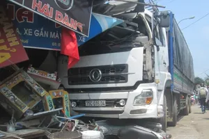 Xe tải gây tai nạn liên hoàn rồi đâm sập nhà dân