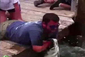 Kinh hãi với màn dùng tay làm mồi câu cá