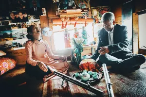 Bộ ảnh cưới của cặp vợ chồng già vớt xác ở sông Hồng