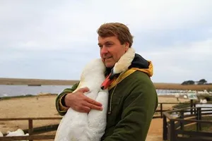 Thiên nga 'ôm' ân nhân sau nhiều năm gặp lại