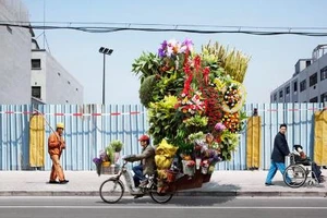 Độc đáo bộ ảnh 'siêu nhân' thồ hàng