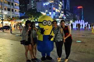 Bạn trẻ TP.HCM ôm để gây quỹ từ thiện