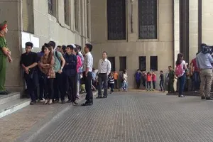 Nhiều người không mua được tiền lưu niệm