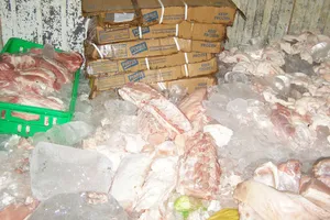 Phát hiện 1.090 kg thịt thối chuẩn bị vào quán ăn