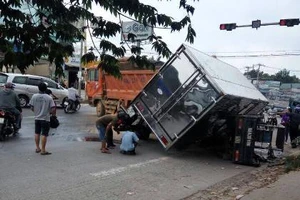 Tai nạn liên hoàn, xe ngã đè lên nhau trên quốc lộ 51 