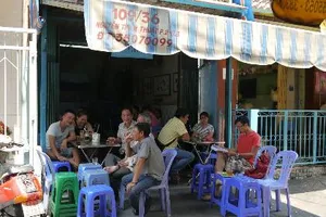 'Cheo Leo' bên những vợt cà phê 