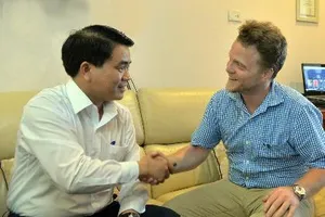 Chủ tịch Hà Nội biểu dương 'ông Tây' dọn rác 