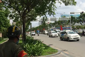 Chùm ảnh đoàn xe đón Tổng thống Obama vào sân bay Tân Sơn Nhất