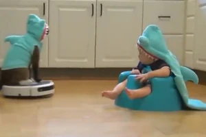 Đáng yêu xem 2 chú 'khủng long' chơi đùa